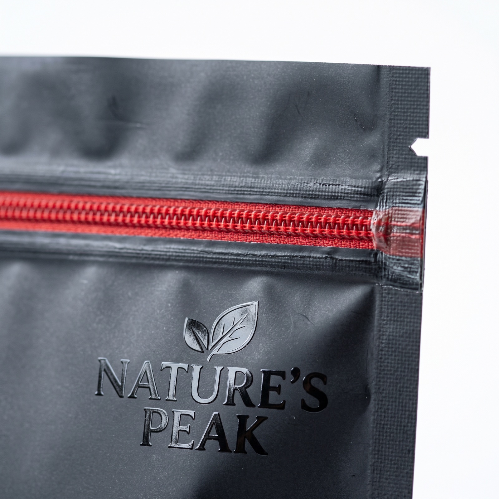 Detalle del zip y barniz selectivo de una bolsa doypack